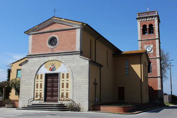 La chiesa di San Pietro d’Alcantara a Villa Campanile, con il mosaico sopra il portale e il campanile in mattoni